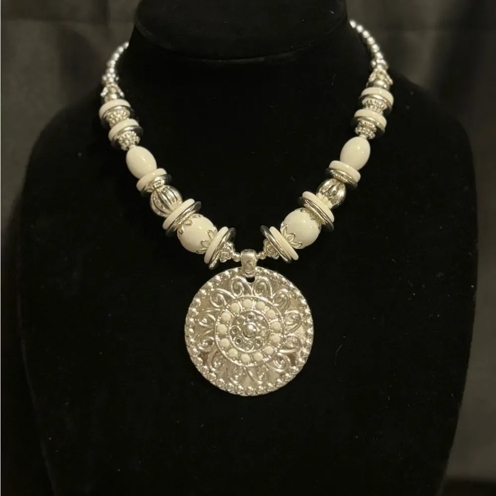 LIVE SHOW NECKLACE - Picture 7 of 14